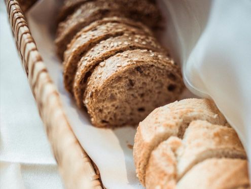 Geschnittenes Brot in einem langen Korb angerichtet