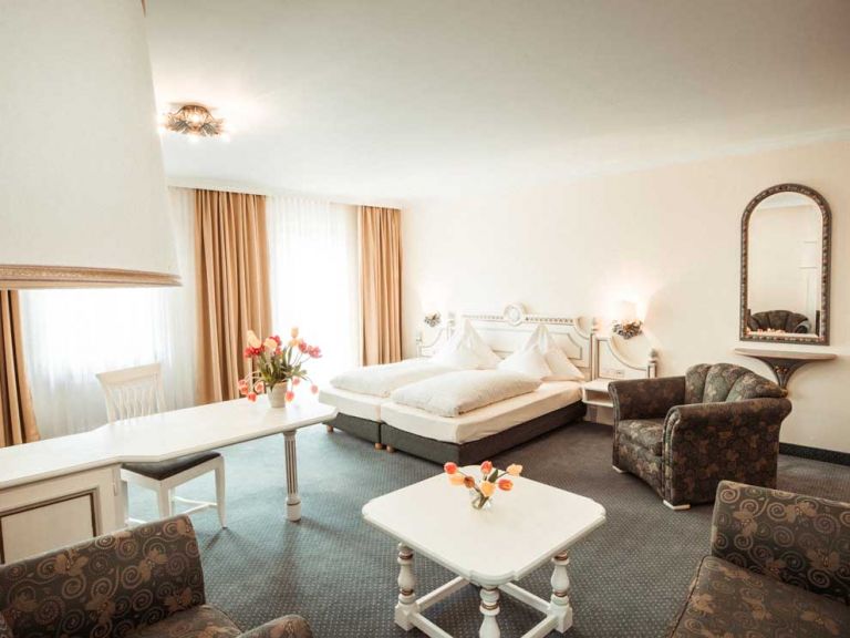 Sicht auf den großzügigen Innenraum der Juniorsuite im Hotel Limmerhof
