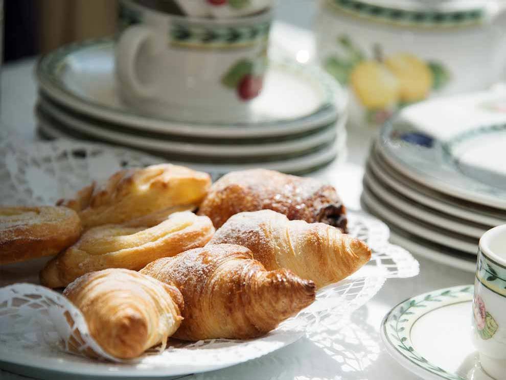 Croissant auf einem Teller angerichtet zum Frühstück im Hotel Limmerhof